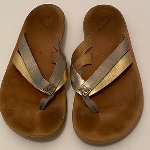 Pre owned olukai sandals